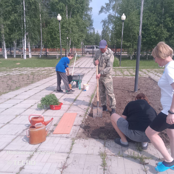 Летний пришкольный трудовой лагерь продолжает свою работу.